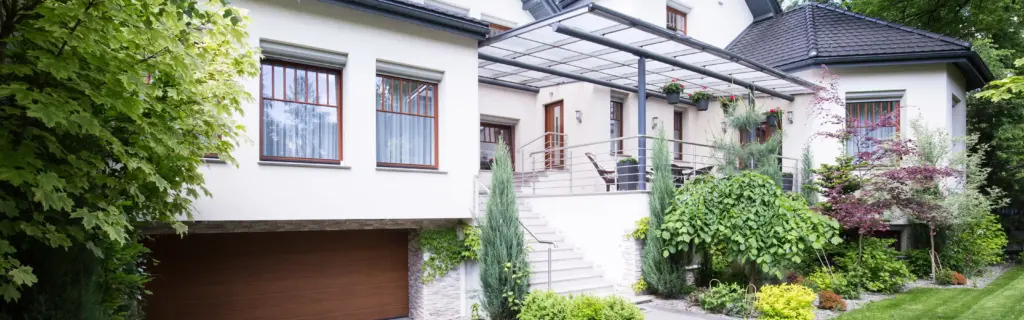 Модерна къща сред зеленина с просторна веранда и градина