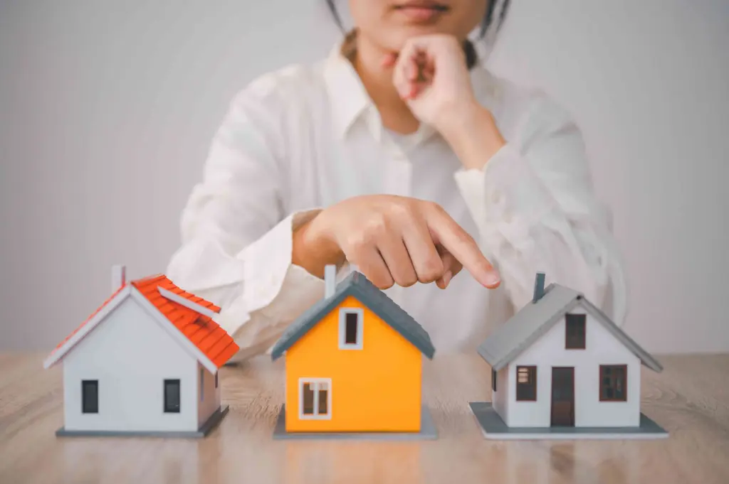 жена сравнява различни къщи при избор на имот